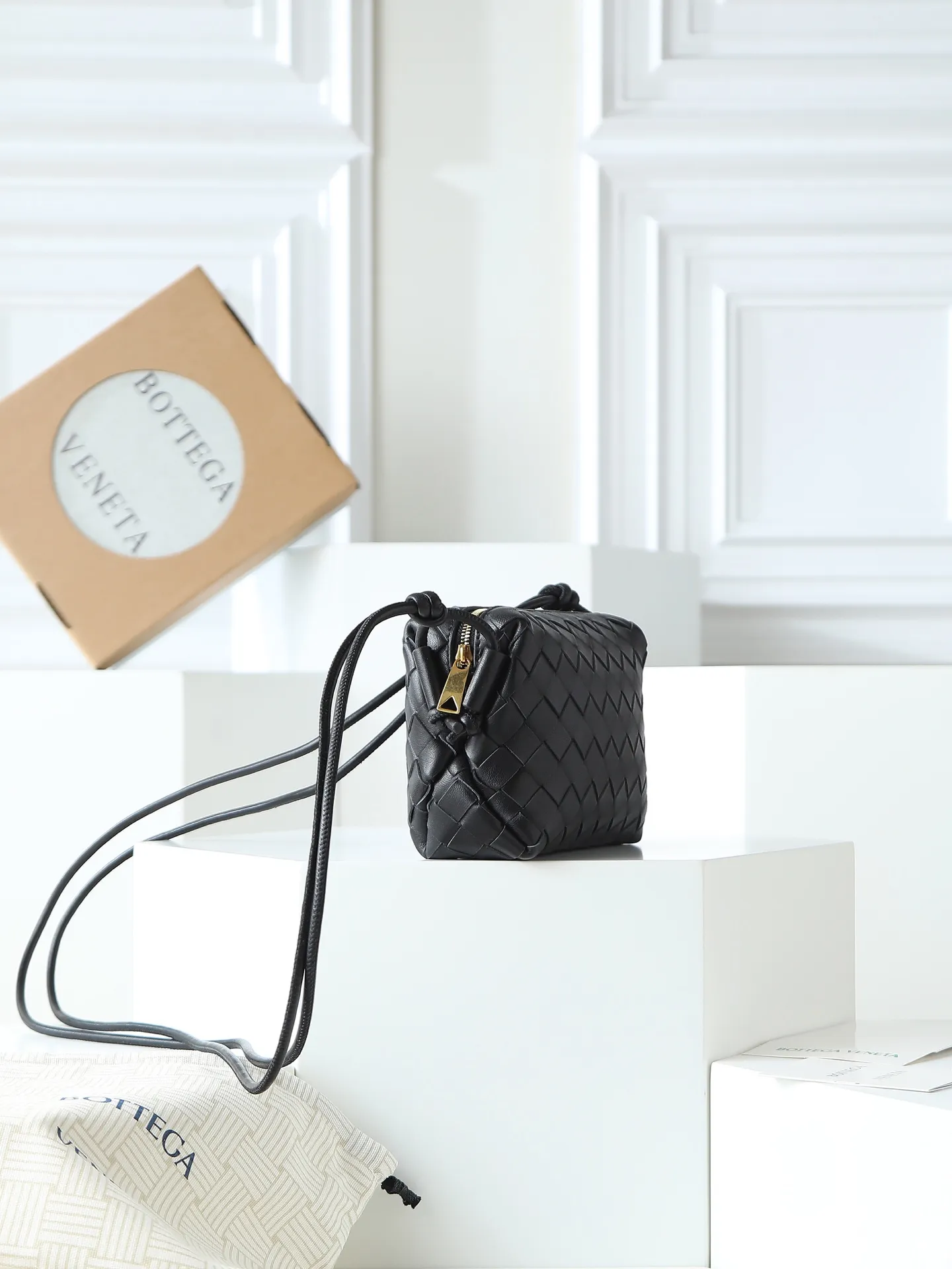 Batch 1300. 𝗕𝗼𝘁𝘁𝗲𝗴𝗮 𝗩𝗲𝗻𝗲𝘁𝗮———— The latest version of the loop camera bag💥 at the BV King of Cost-Effectiveness counter, large woven texture➕As always, ultra-high-quality lambskin, with zippers and adjustable drawstrings, it is especially suitable for the belly💫It can fit anything, and it is very light in weight. It is suitable for girls of all ages. Size: 17*10*6 Style number: 680254